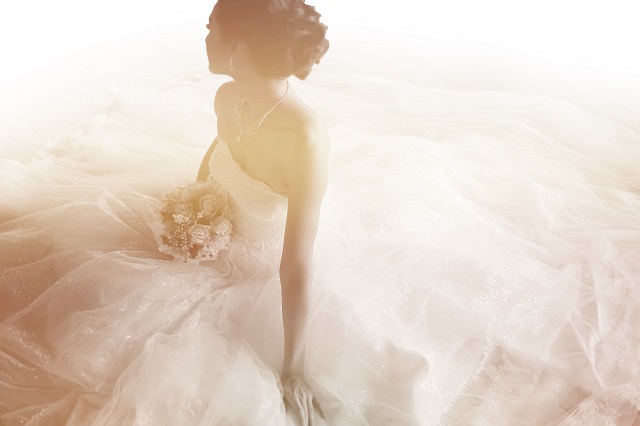 ウェディングドレスの女性