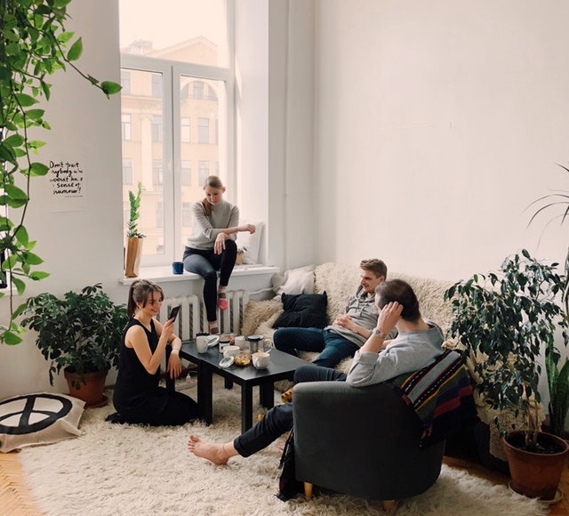 ソファで歓談する人々