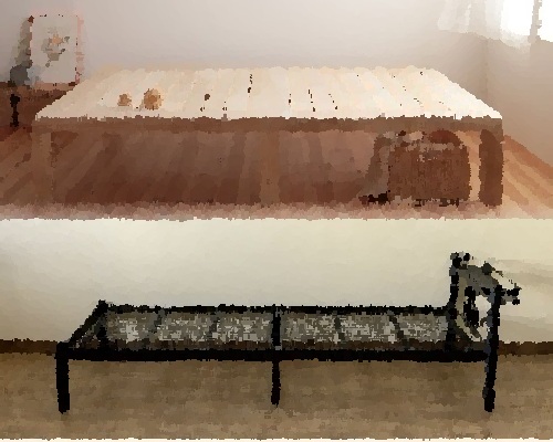 木製ベッドとパイプベッド