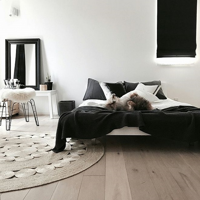 モノトーンインテリアの寝室