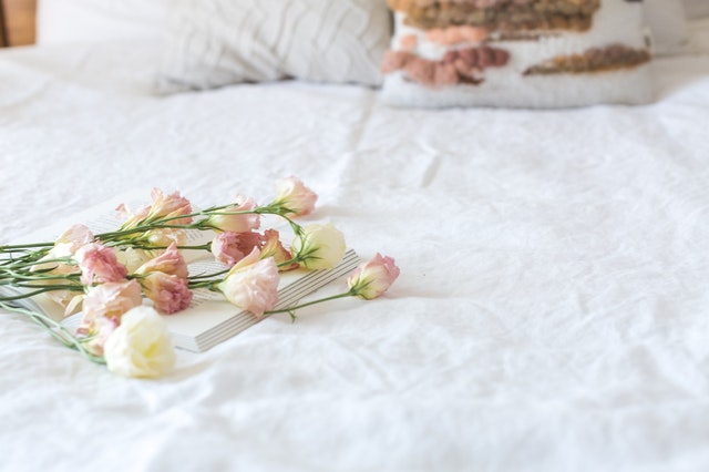 ベッド上の花と本