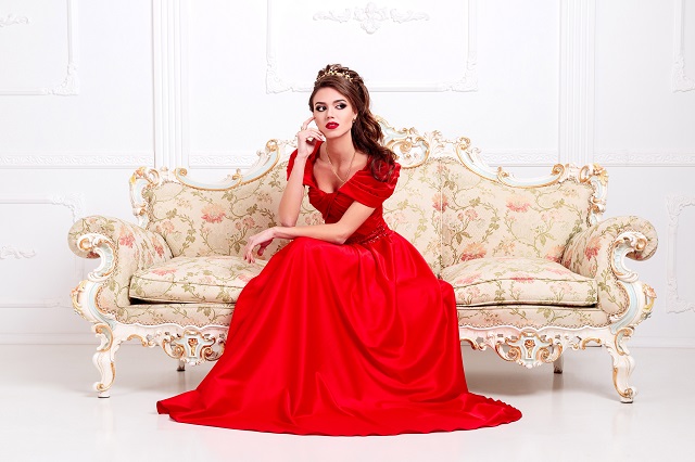 赤いドレスの女性