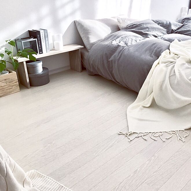 グレージュカラーの寝室