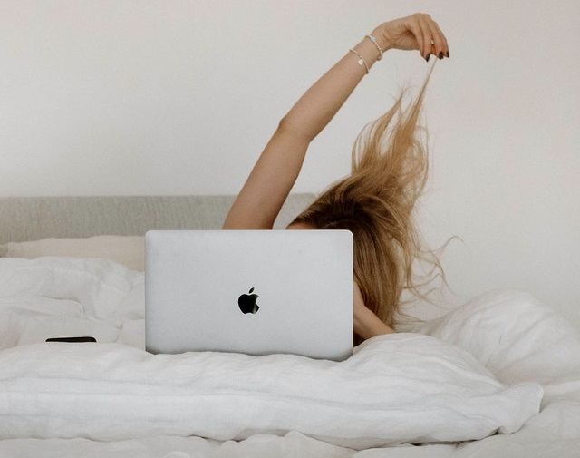 ベッドでパソコンみる女性