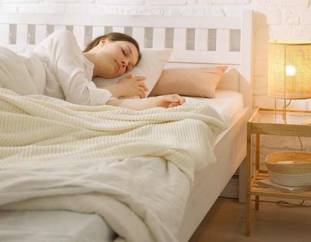 ベッドで眠る女性