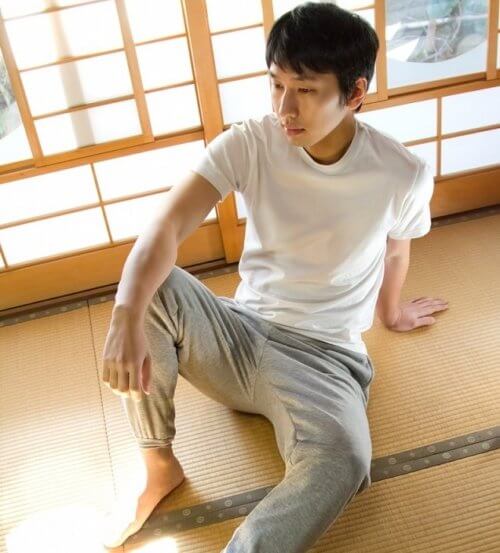 畳でくつろぐ男性