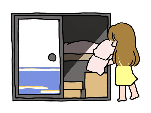 押入れに布団をしまう