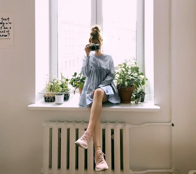 カメラを持つ女性