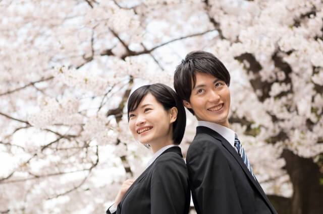桜の下の新社会人
