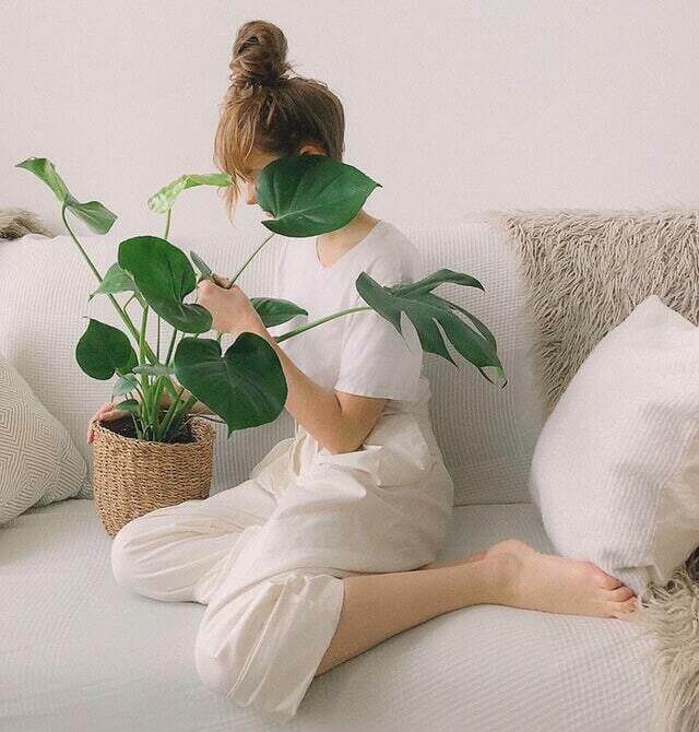 ソファに座る女性