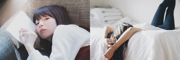 ソファとベッドで寛ぐ女性