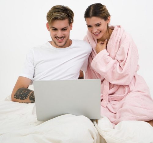 ベッドでパソコンみるカップル