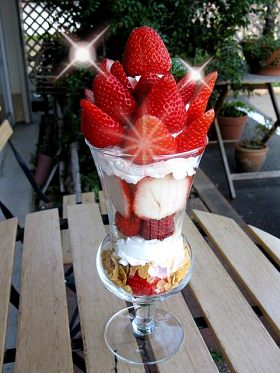 ジャンボいちごパフェ