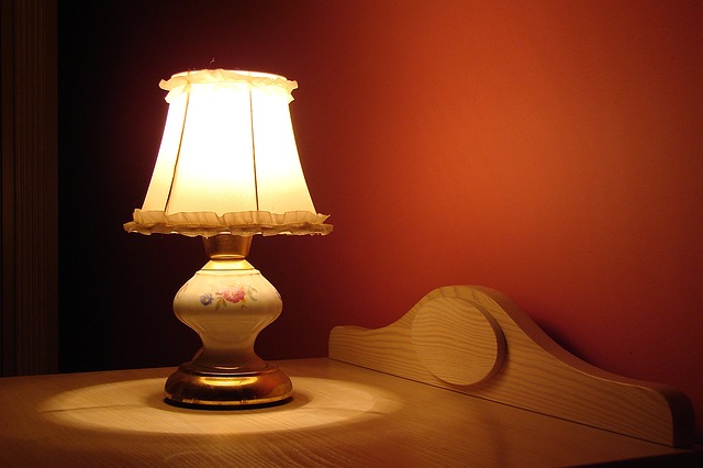 ベッド脇のランプ