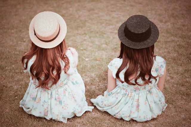 小さな女の子2人