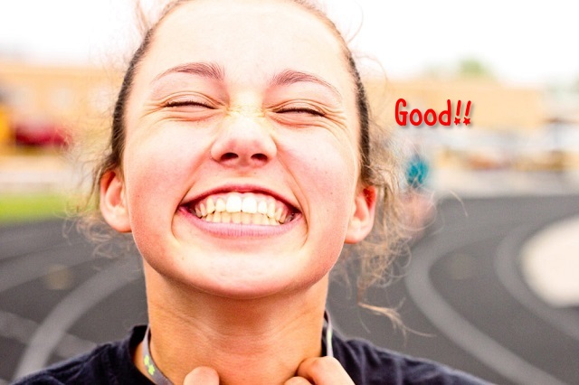 満面の笑みの女性